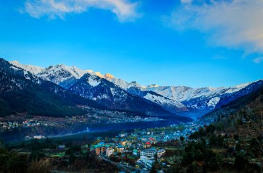 Güneşli bir günde Manali Hindistan 'da Himalayalar' da gün doğumu