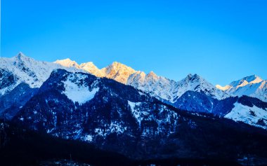 Güneşli bir günde Manali Hindistan 'da Himalayalar' da gün doğumu