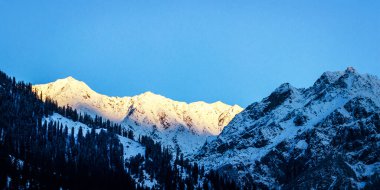 Güneşli bir günde Manali Hindistan 'da Himalayalar' da gün doğumu