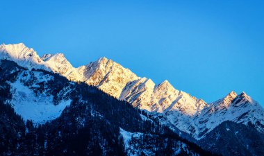 Güneşli bir günde Manali Hindistan 'da Himalayalar' da gün doğumu