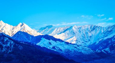 Güneşli bir günde Manali Hindistan 'da Himalayalar' da gün doğumu