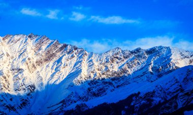Güneşli bir günde Manali Hindistan 'da Himalayalar' da gün doğumu