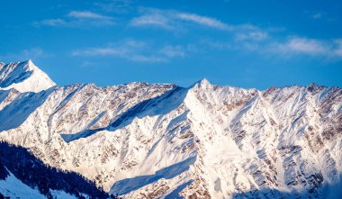 Güneşli bir günde Manali Hindistan 'da Himalayalar' da gün doğumu