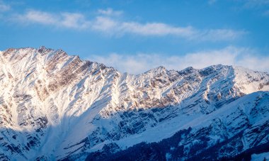 Güneşli bir günde Manali Hindistan 'da Himalayalar' da gün doğumu