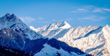 Güneşli bir günde Manali Hindistan 'da Himalayalar' da gün doğumu