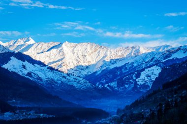 Manali, Hindistan devleti Himachal Pradesh 'in Himalaya dağlarında, Kullu Vadisi' nin kuzey ucunda yer alan bir vadidir.