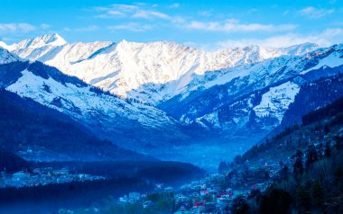 Manali, Hindistan devleti Himachal Pradesh 'in Himalaya dağlarında, Kullu Vadisi' nin kuzey ucunda yer alan bir vadidir.
