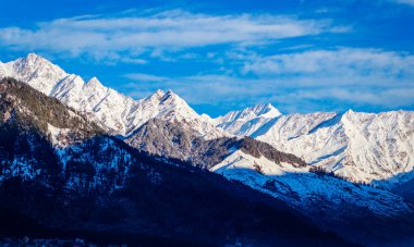 Manali, Hindistan devleti Himachal Pradesh 'in Himalaya dağlarında, Kullu Vadisi' nin kuzey ucunda yer alan bir vadidir.