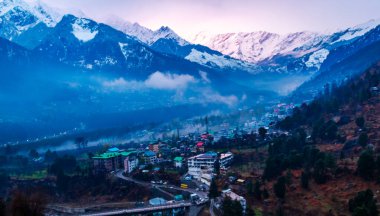 Himalayalar 'ın güzel manzarası ve Himachal Hindistan' da günbatımında bulutlarla kaplı Manali şehri.