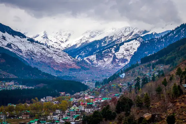 Manali şehrinde gün batımı ve Himalayalar Hindistan