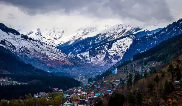 Manali şehrinde gün batımı ve Himalayalar Hindistan