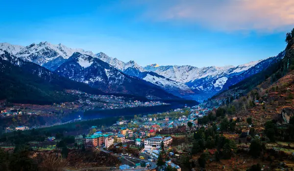 Güneşli bir günde Manali Hindistan 'da Himalayalar' da gün doğumu