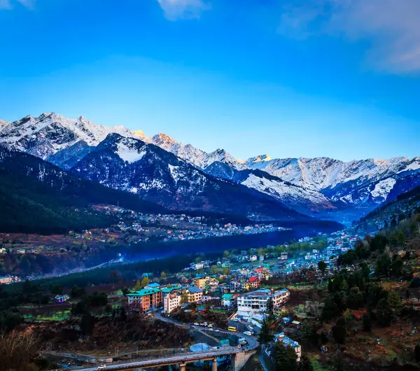 Güneşli bir günde Manali Hindistan 'da Himalayalar' da gün doğumu