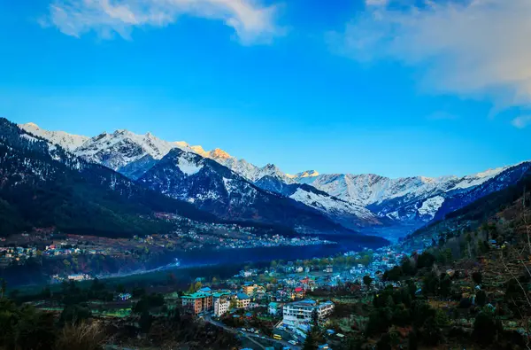 Güneşli bir günde Manali Hindistan 'da Himalayalar' da gün doğumu