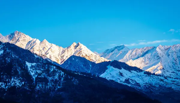 Güneşli bir günde Manali Hindistan 'da Himalayalar' da gün doğumu