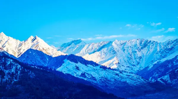 Güneşli bir günde Manali Hindistan 'da Himalayalar' da gün doğumu