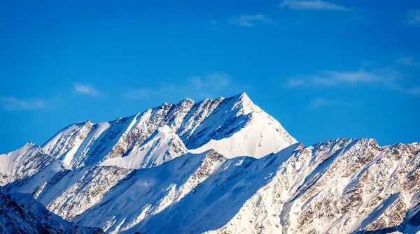 Güneşli bir günde Manali Hindistan 'da Himalayalar' da gün doğumu