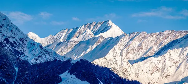 Güneşli bir günde Manali Hindistan 'da Himalayalar' da gün doğumu