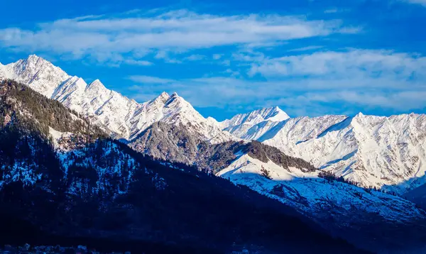 Manali, Hindistan devleti Himachal Pradesh 'in Himalaya dağlarında, Kullu Vadisi' nin kuzey ucunda yer alan bir vadidir.