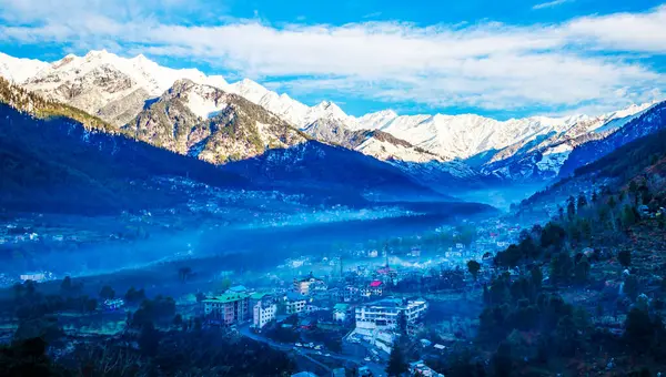 Manali, Hindistan devleti Himachal Pradesh 'in Himalaya dağlarında, Kullu Vadisi' nin kuzey ucunda yer alan bir vadidir.