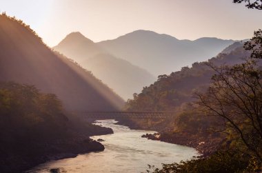 Rishikesh Hindistan 'daki Ganga Dağı' nın üzerinde sakin bir güneş doğuyor.