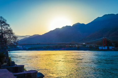 Rishikesh Hindistan 'daki Ganga Dağı' nın üzerinde sakin bir güneş doğuyor.