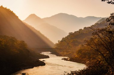 Rishikesh Hindistan 'daki Ganga Dağı' nın üzerinde sakin bir güneş doğuyor.