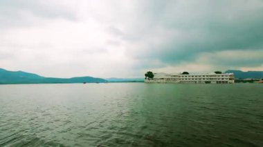 Udaipur, Hindistan Muson Gölü sırasında Pichola Rajasthan ovelooking kralının sarayında