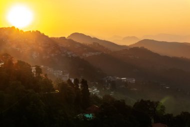 Mussoorie Uttarakhand Hindistan 'da güneş doğarken güzel tepe manzarası