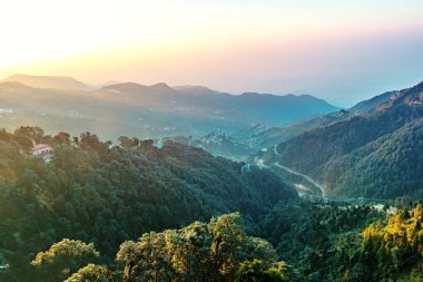 Mussoorie Uttarakhand Hindistan 'da güneş doğarken güzel tepe manzarası