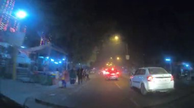 Delhi Dehradun otoyolunda gece araba sürerken yol ve şehir manzarası 