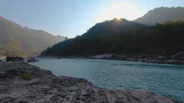 Muson yağmurları sırasında Rishikesh 'te Lakshamana Jhula Köprüsü