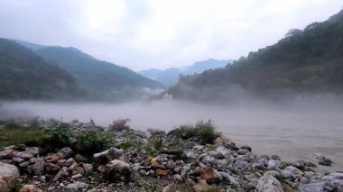 Muson yağmurları sırasında Hindistan 'daki Ganga nehrinde bulut olması riskini göze alıyor.