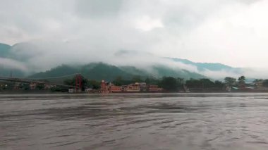 Muson yağmurları sırasında Hindistan 'daki Ganga nehrinde bulut olması riskini göze alıyor.