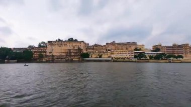 Udaipur Rajasthan Hindistan 'da bulutlu bir günde Pichola gölü zaman atlaması
