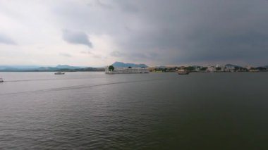 Udaipur Rajasthan Hindistan 'da bulutlu bir günde Pichola gölü zaman atlaması