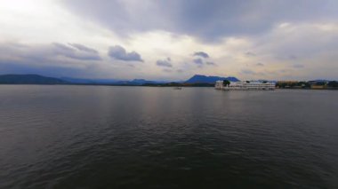 Udaipur Rajasthan Hindistan 'da bulutlu bir günde Pichola gölü zaman atlaması