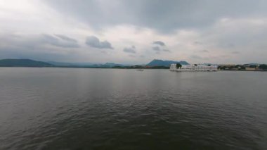 Udaipur Rajasthan Hindistan 'da bulutlu bir günde Pichola gölü zaman atlaması