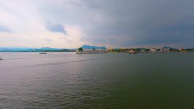 Udaipur Rajasthan Hindistan 'da bulutlu bir günde Pichola gölü zaman atlaması