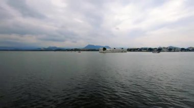 Udaipur Rajasthan Hindistan 'da bulutlu bir günde Pichola gölü zaman atlaması