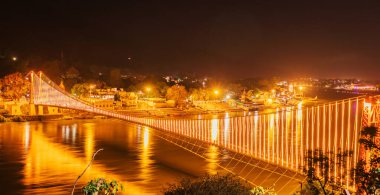 Ram Jhula Köprüsü Rishikesh, Hindistan 'da Gece Aydınlandı
