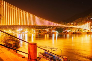 Ram Jhula Köprüsü Rishikesh, Hindistan 'da Gece Aydınlandı
