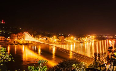 Ram Jhula Köprüsü Rishikesh, Hindistan 'da Gece Aydınlandı