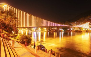 Ram Jhula Köprüsü Rishikesh, Hindistan 'da Gece Aydınlandı