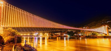 Ram Jhula Köprüsü Rishikesh, Hindistan 'da Gece Aydınlandı