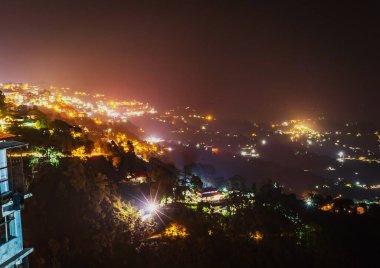 Mussoorie ve Dehradun 'un Mall Yolu' ndan Gece Manzarası, Mussoorie Uttarakhand, Hindistan