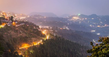 Mussoorie ve Dehradun 'un Mall Yolu' ndan Gece Manzarası, Mussoorie Uttarakhand, Hindistan