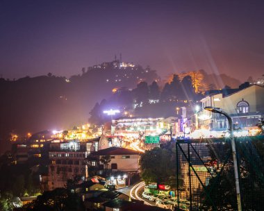 Mussoorie ve Dehradun 'un Mall Yolu' ndan Gece Manzarası, Mussoorie Uttarakhand, Hindistan