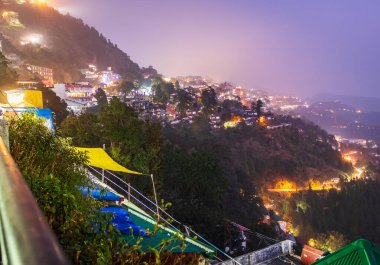 Mussoorie ve Dehradun 'un Mall Yolu' ndan Gece Manzarası, Mussoorie Uttarakhand, Hindistan