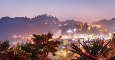 Mussoorie ve Dehradun 'un Mall Yolu' ndan Gece Manzarası, Mussoorie Uttarakhand, Hindistan